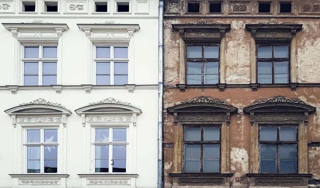 Vorher-Nachher: sanierte Altbaufassade mit frischer Oberfläche